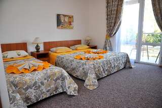 Гостевой дом Атланта Ольгинка Улучшенный трехместный номер-1